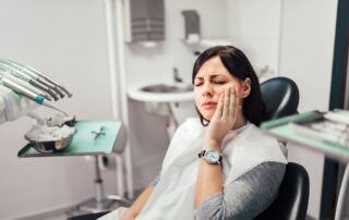 patient med tandvärk besöker jourtandläkare